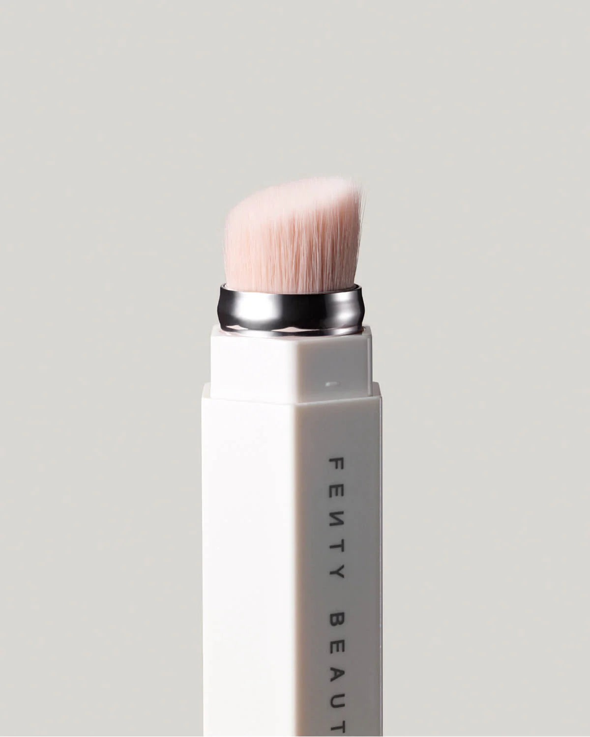 FENTY Portable Highlighter Brush 140