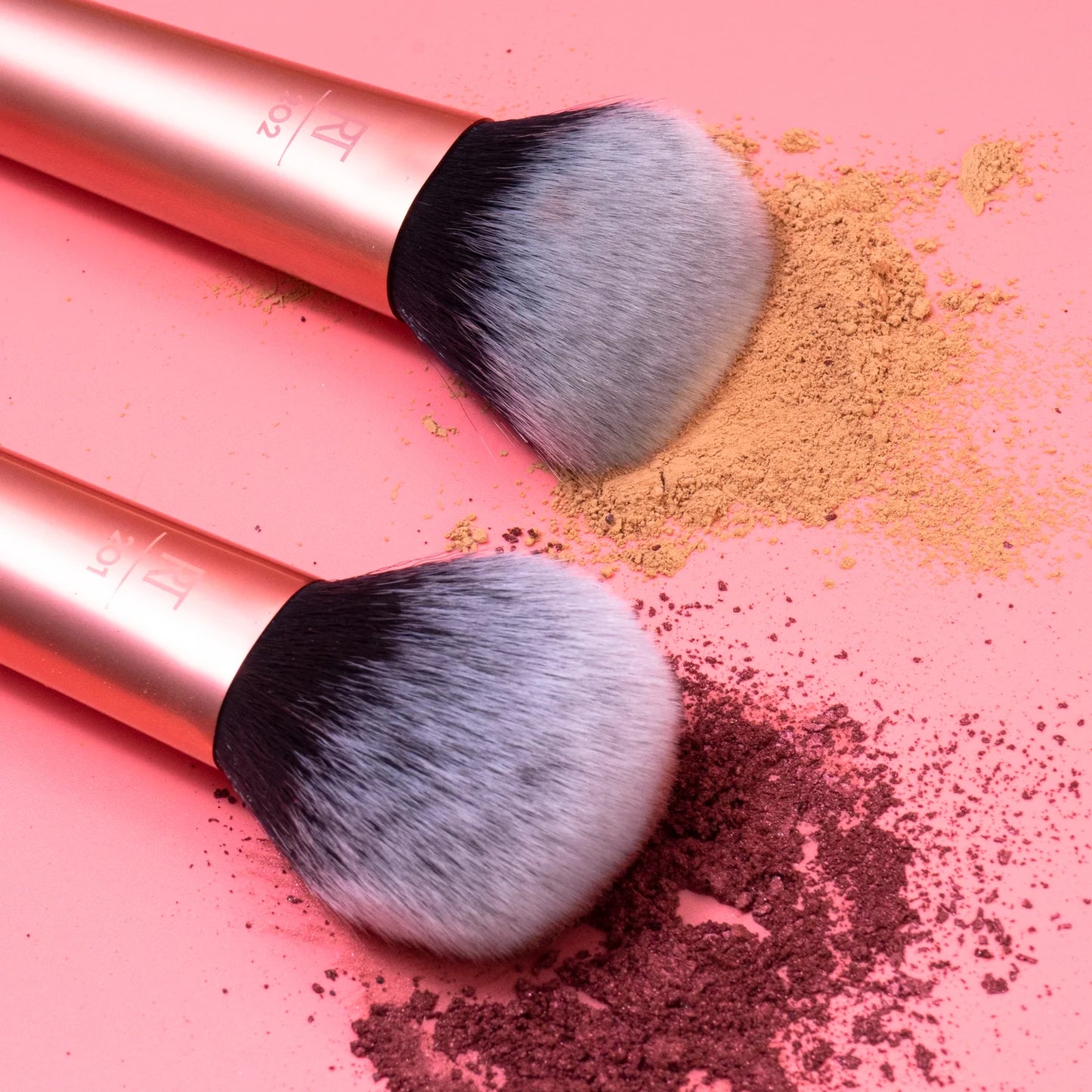 REAL TECHNIQUES Ultra Plush Powder Makeup Brush 201